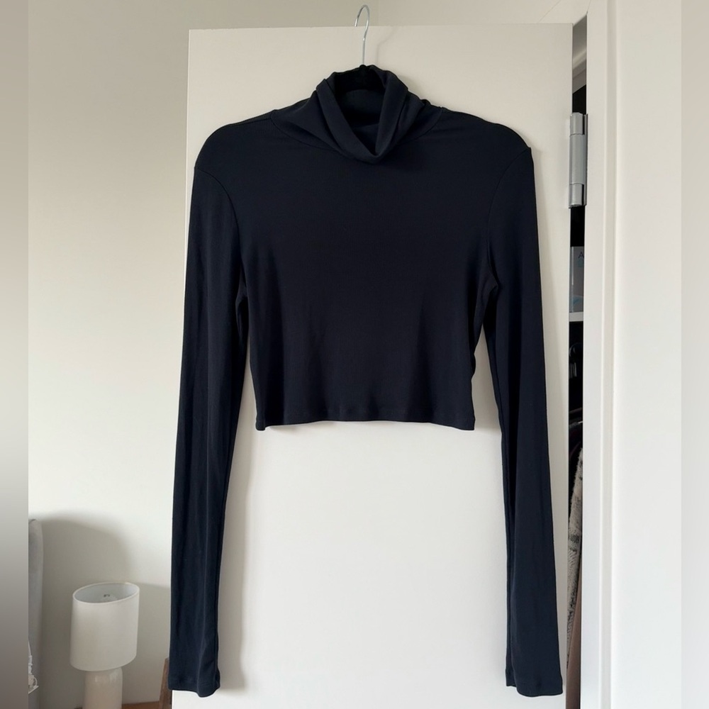 Aritzia Sunday Best Cropped Black Ribbed Turtleneck, Size Medium